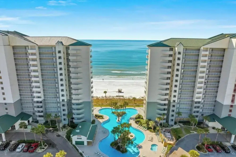 Coastal Hideaway: Cozy Beachfront Studio Sleeps 4 With Stunning Views!