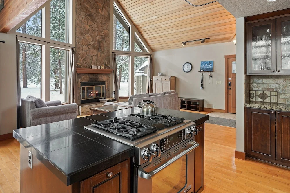 8 Mt Baker Home with Hot Tub by RedAwning