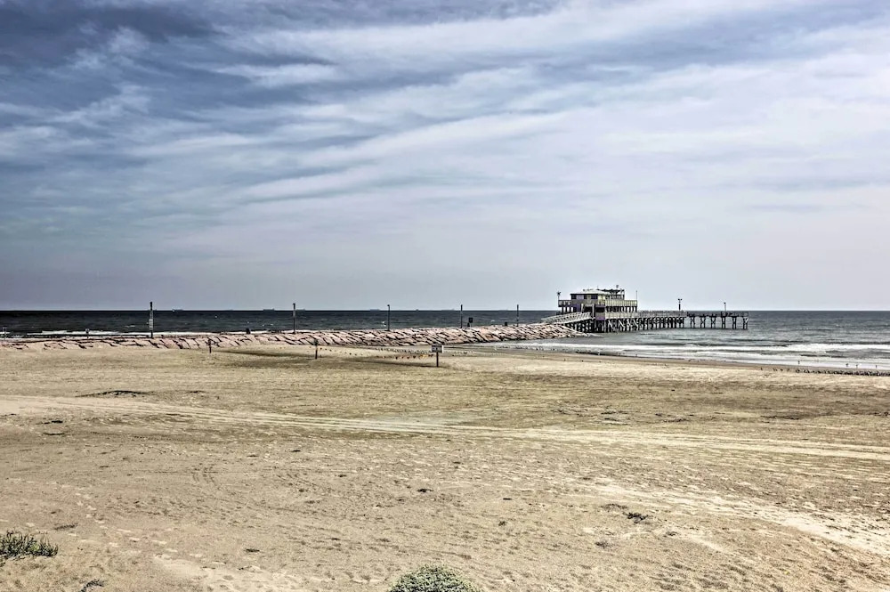 Steps to Sand + 2 Pools! Galveston Coastal Getaway