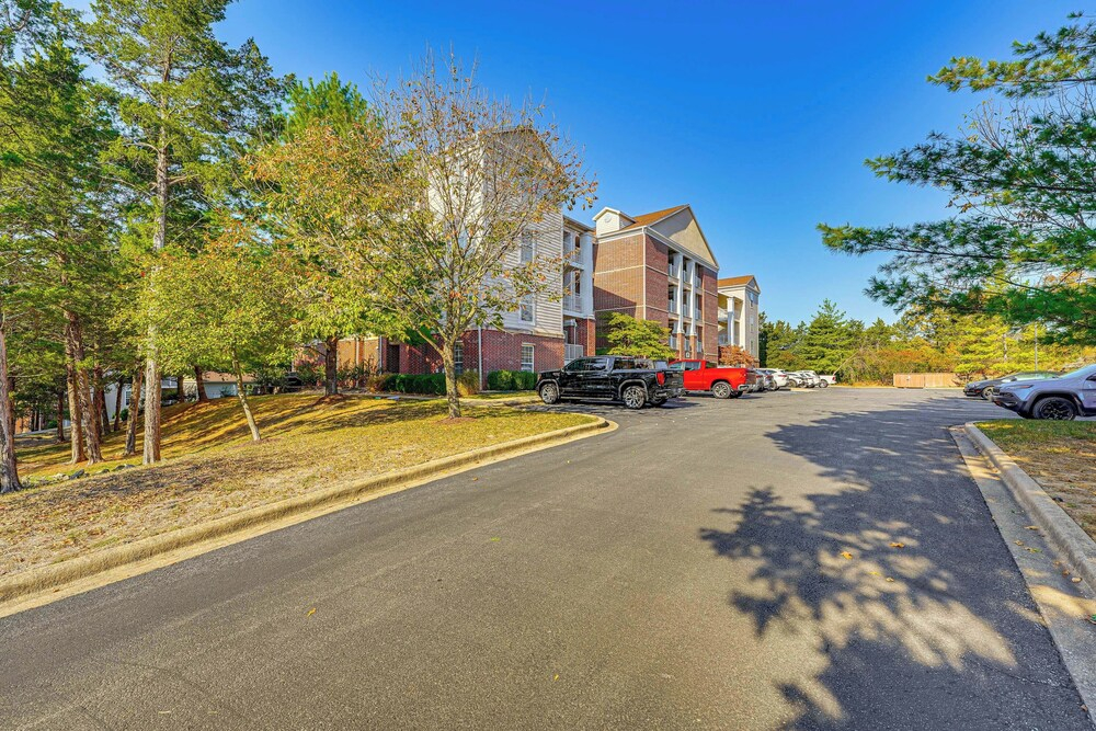 Quiet Condo w/ Patio: 3 Mi to Dtwn Branson!
