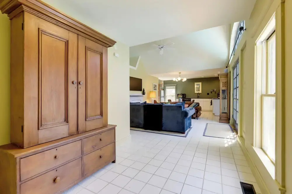 Shared Hot Tub: Historic Cottage, Walk to Elm Park