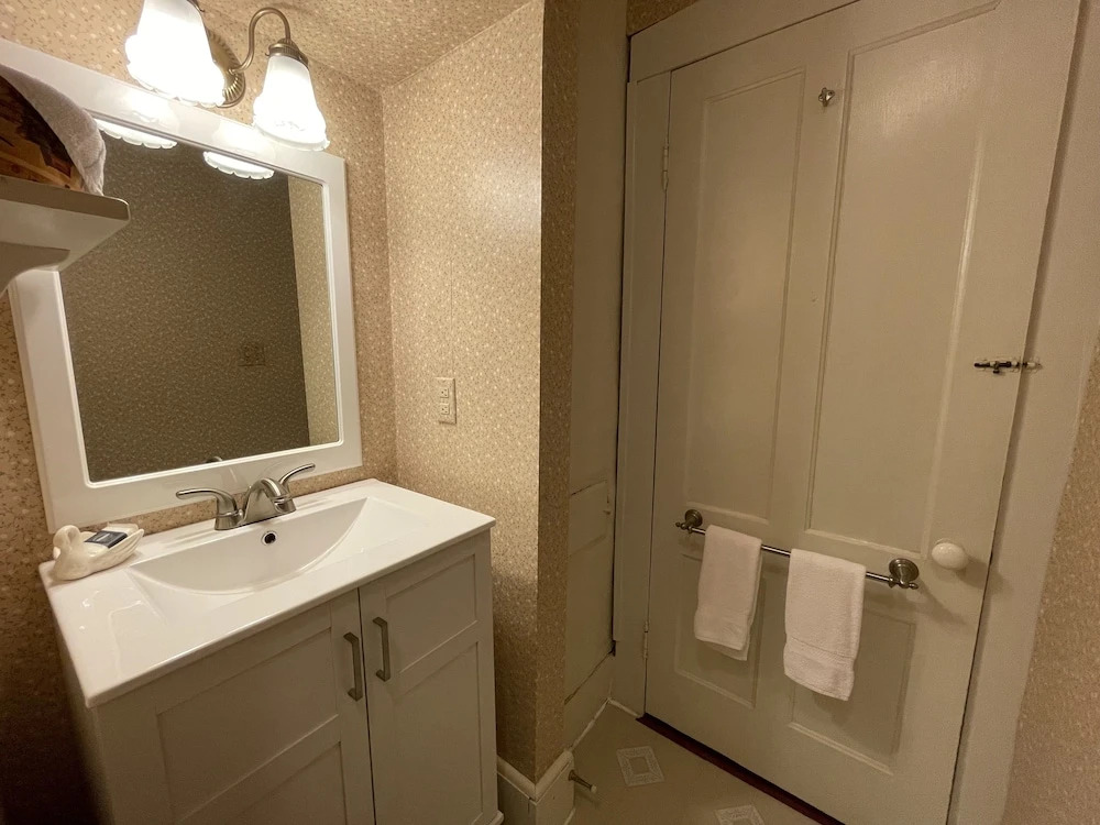 Deerfield Valley Inn - Mt Snow BnB Fireplace Rooms and Breakfast