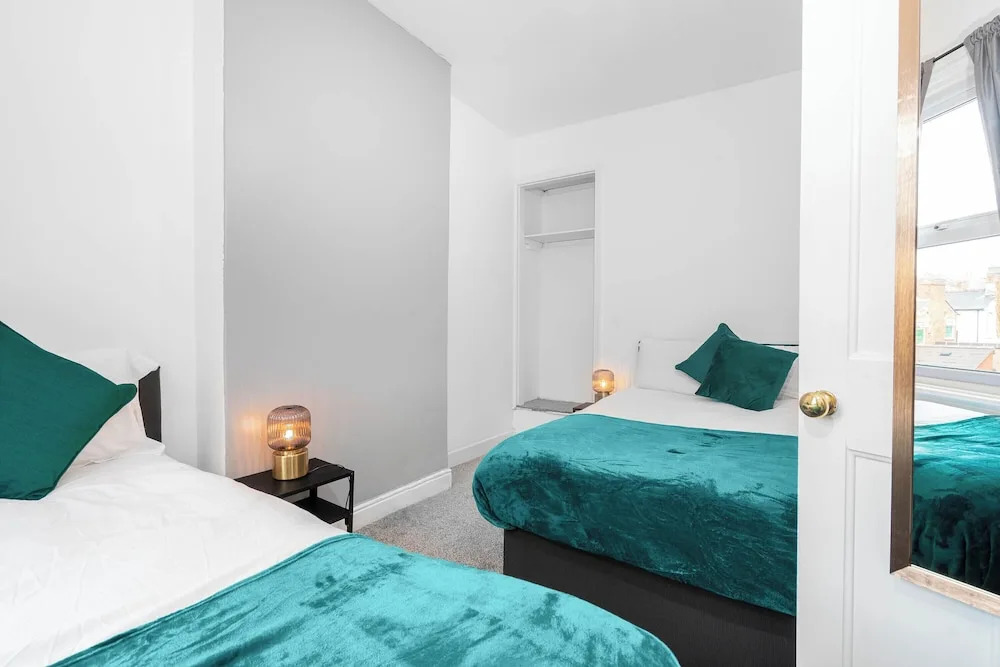 2 Bed House/families/contractors/free Parking