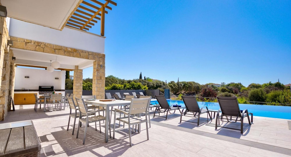 Beautiful villa with great outside space - Meo, Aphrodite Hills Resort