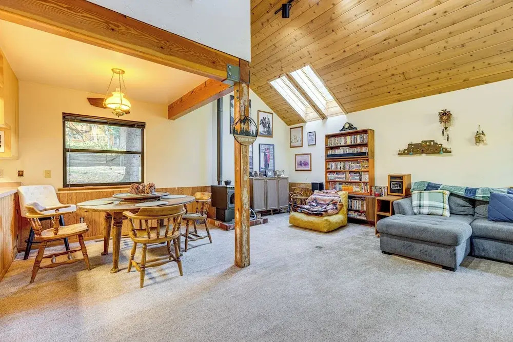 1 Mi to Skiing! Cabin Hideaway on June Lake Loop