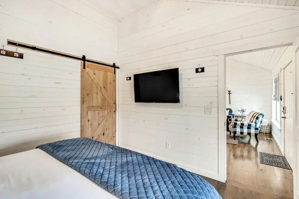 Gorgeous Carriage Cabin Just 1 Mile to Wildseed Farms!