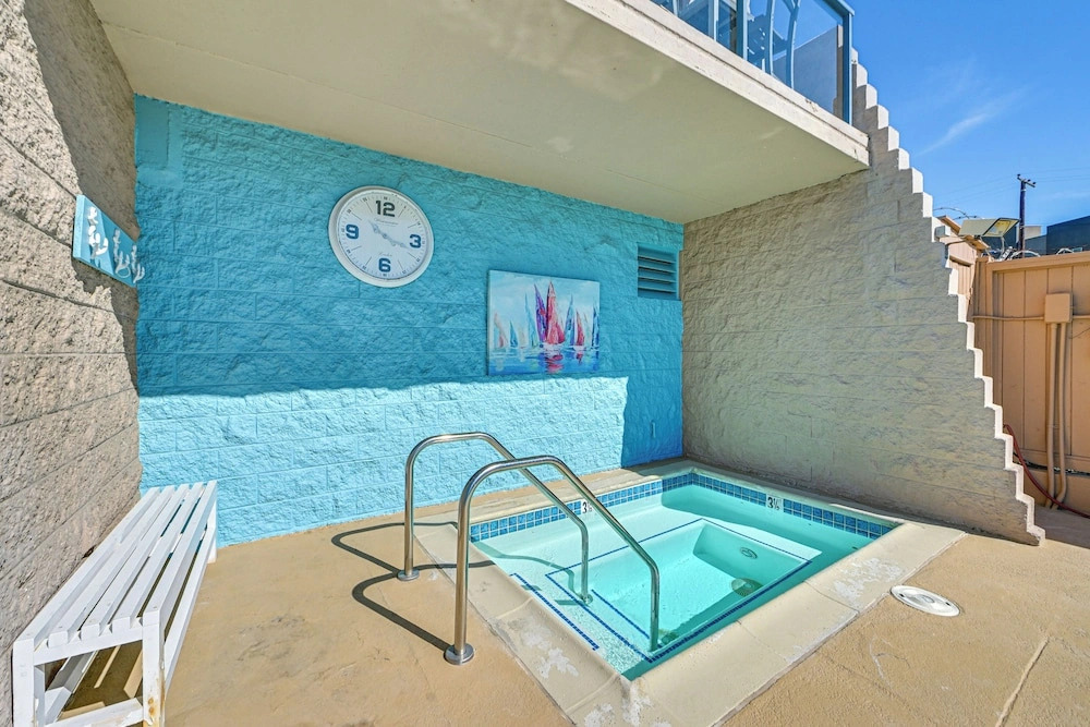 Walk to Beach: Condo w/ Pool Access in Oceanside
