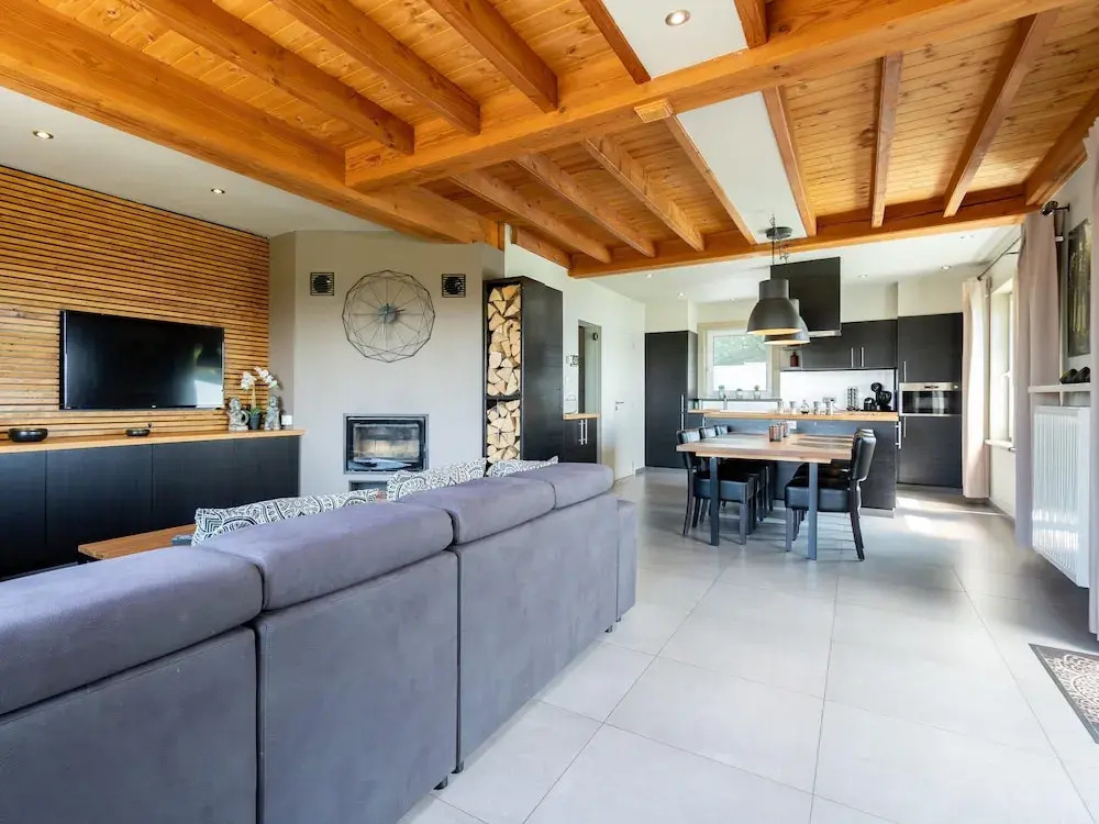 Beautiful, Luxury Home with Sauna, Hot Tub, Private Bathrooms