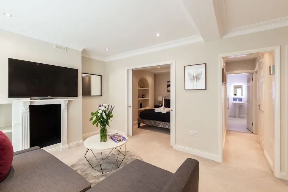 Elegant Double Bedroom in Belgravia