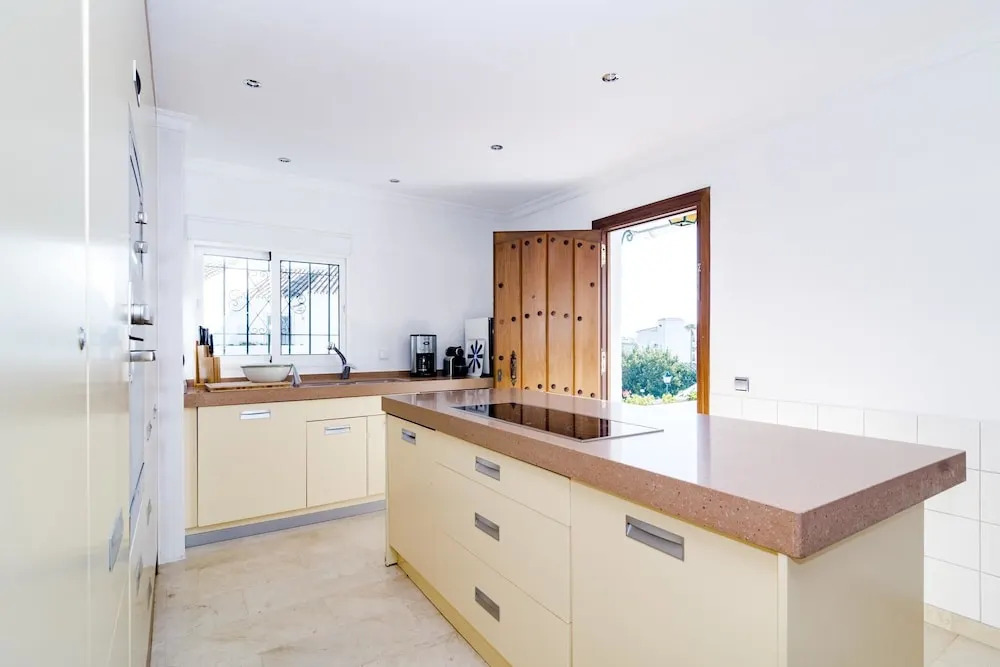 AGC28- 2 bedroom apt walking distance to beach