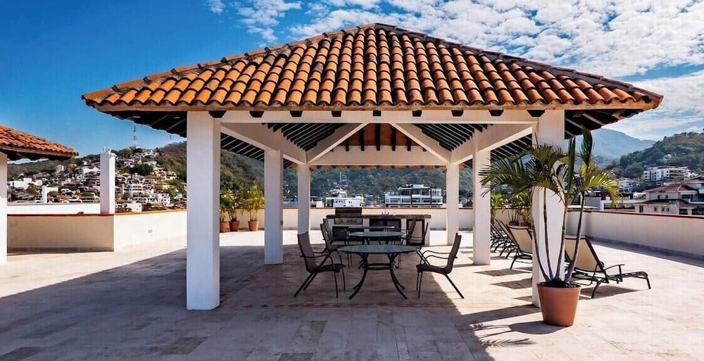 Ocean View 2Br Condo-balcony-beach-pool - 805