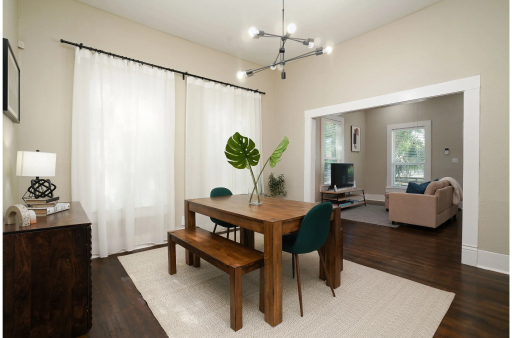 Amazing Fully Fenced Home Only 5 Mins From Downtown