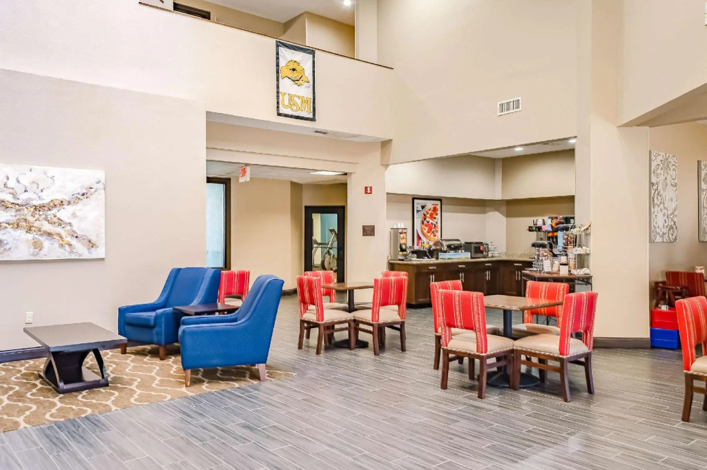 Comfort Suites Hattiesburg near University