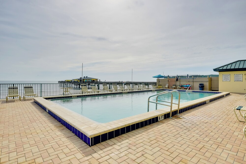Ocean-view Condo w/ Balcony on Daytona Beach!