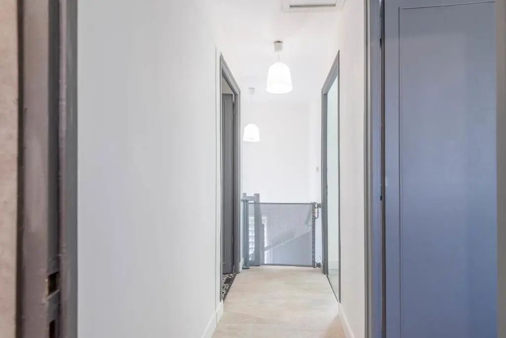 Ideally Located Furnished Townhouse With 3 Bedrooms Parking & Garden