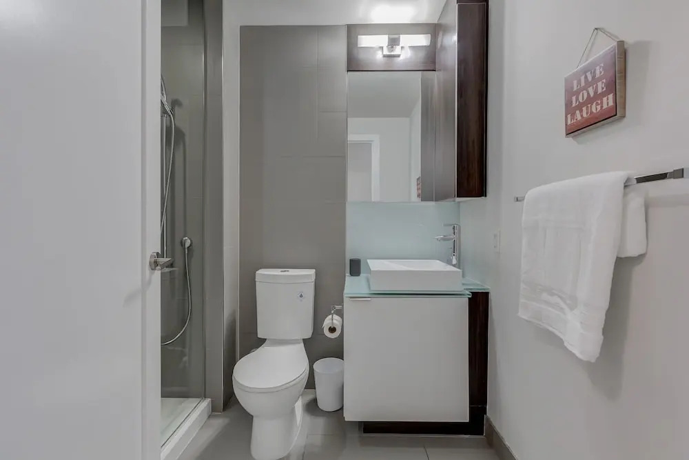 Noel Suites - John and Front St West