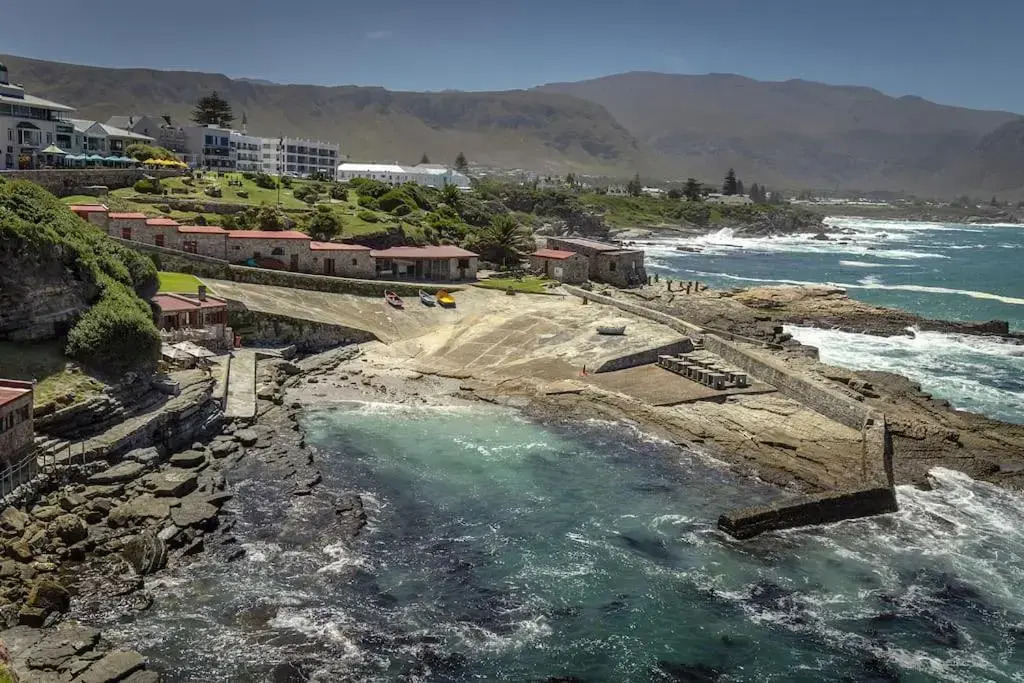 Marine Court 5 by BACK IN TOWN - 2Bedroom Ocean-facing Apt in Hermanus Centre