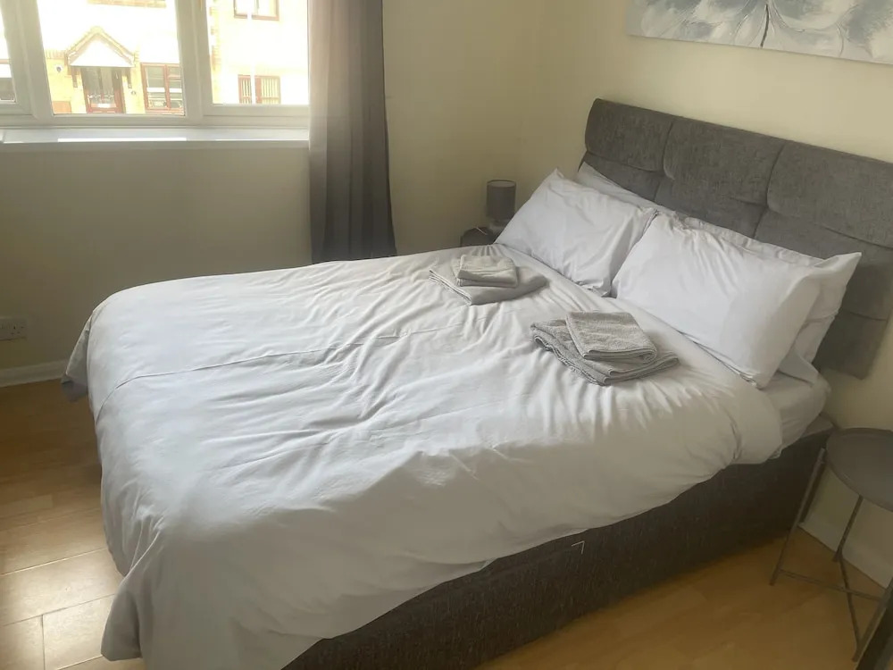 3-bed House in Stoke-on-trent Free Sky Free Wifi