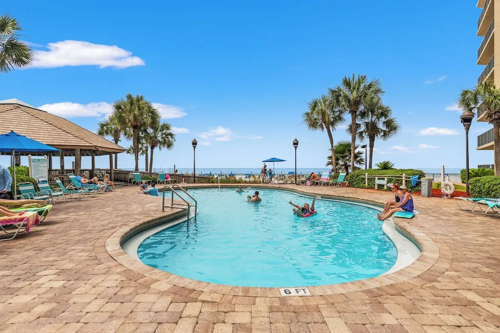 The Summerhouse! Beachfront 2BR Condo, Sleeps 8, Gulf Views