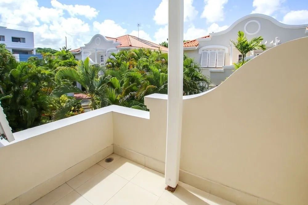 Large Townhouse with Plunge Pool, 3 mins from Beach - Turtle View 2 by BSL Rentals