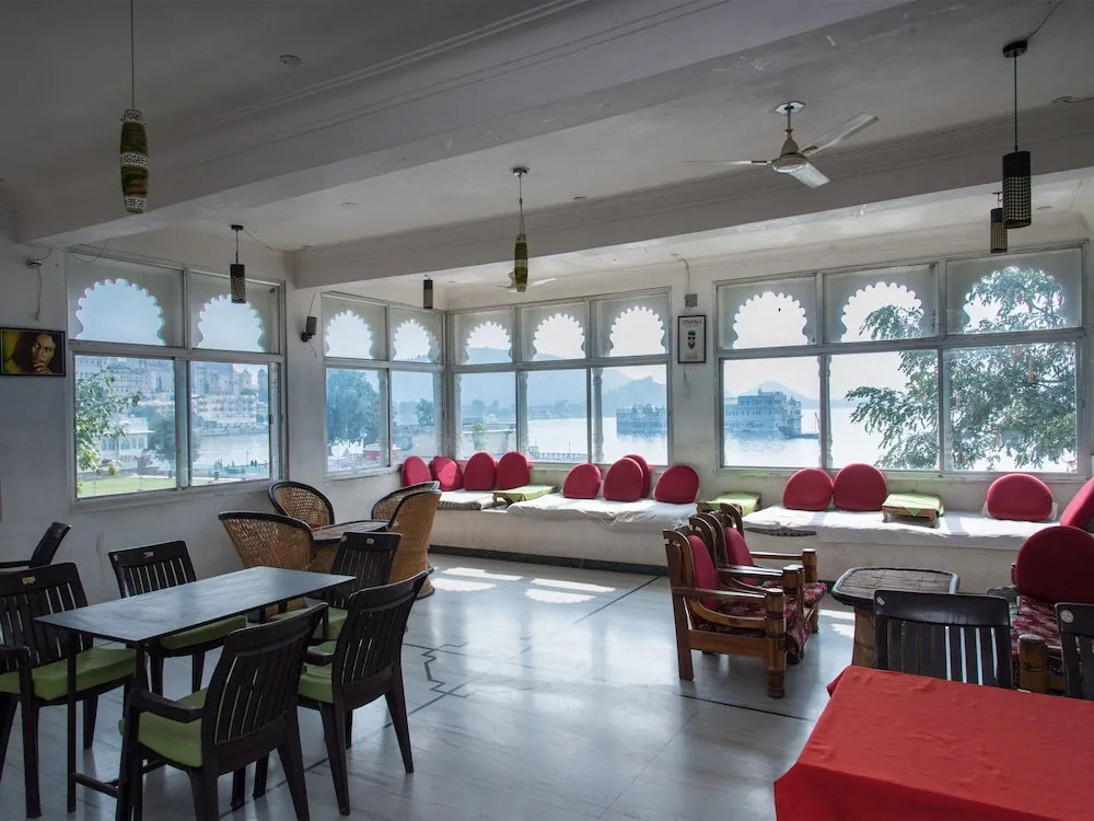 OYO 10704 Hotel Lake Haveli