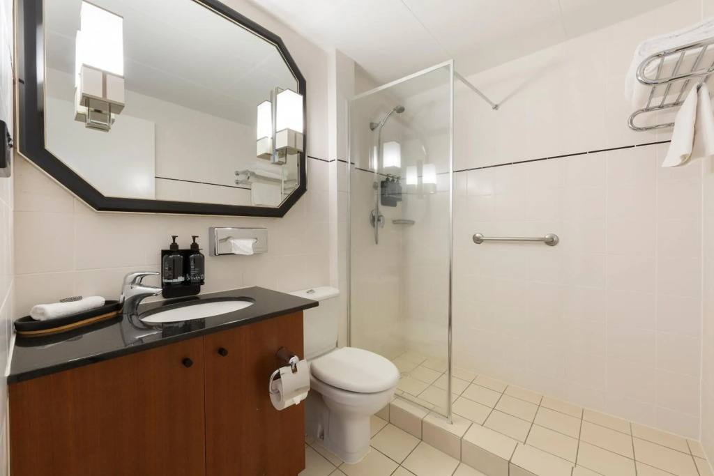 Ramada by Wyndham Diplomat Canberra