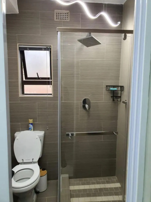 Posh 3 bedroomed guesthouse in Hillside with pool - 2039