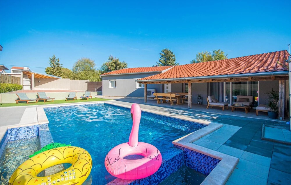 Amazing Home in Pakostane With 2 Bedrooms, Wifi and Outdoor Swimming Pool