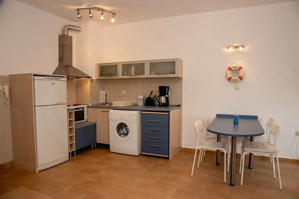 FM Premium 1-BDR Apartment with Parking - Azure Joy