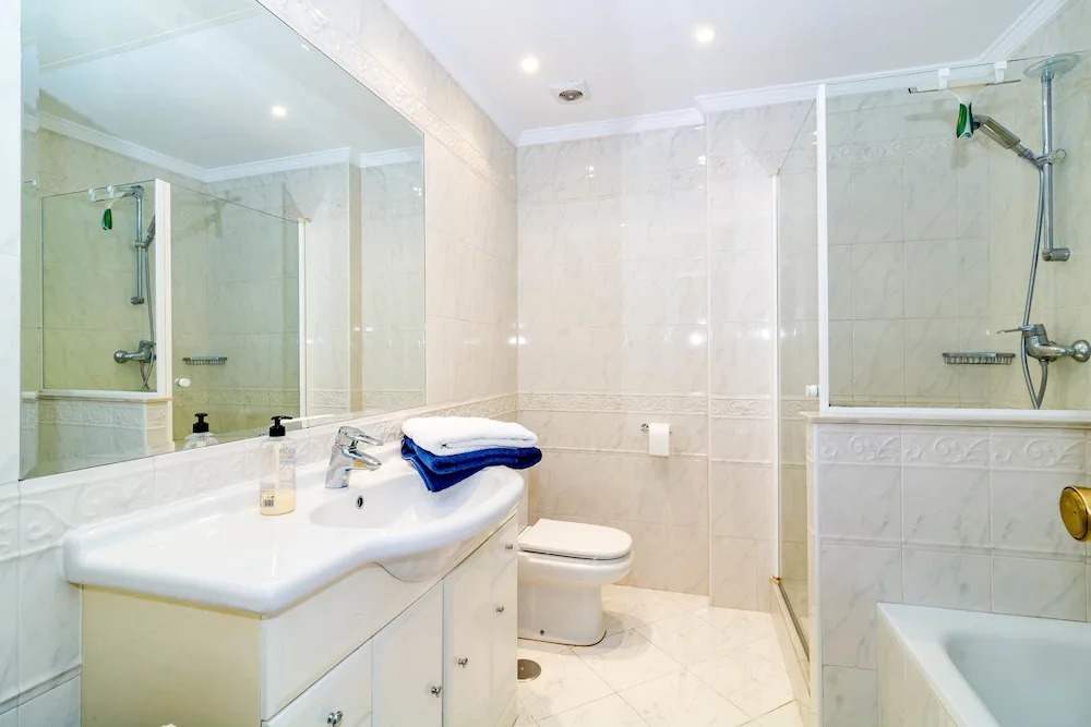 AB2-Wonderful 2 bedroom apt with fantastic views