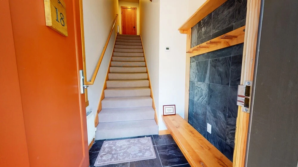 Solstice 18 Beautiful and Modern, Private Washer Dryer, Close to Eagle Lodge by RedAwning