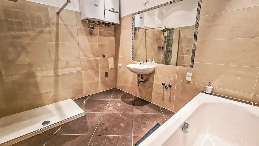 Classic 2BR Viennese Apt Near Downtown