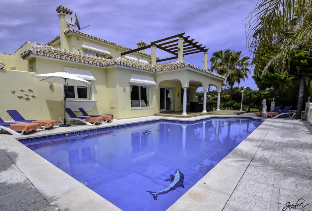 20001 - Exquisite Villa 50M To Beach