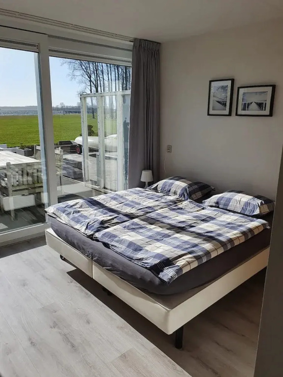 Cosy Holiday Home on Lake Veere