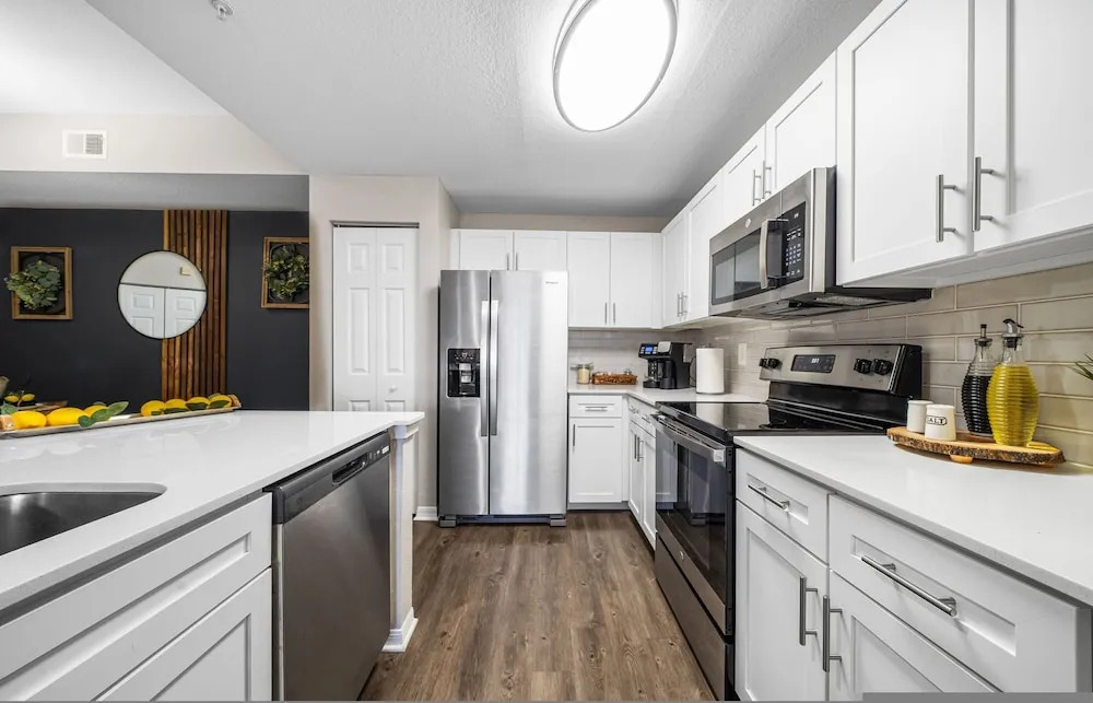 Modern 3BR 2BA Pools Gym Near Airport 5