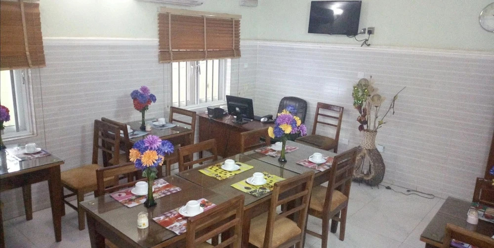 Nue-Crest Hotels & Suites