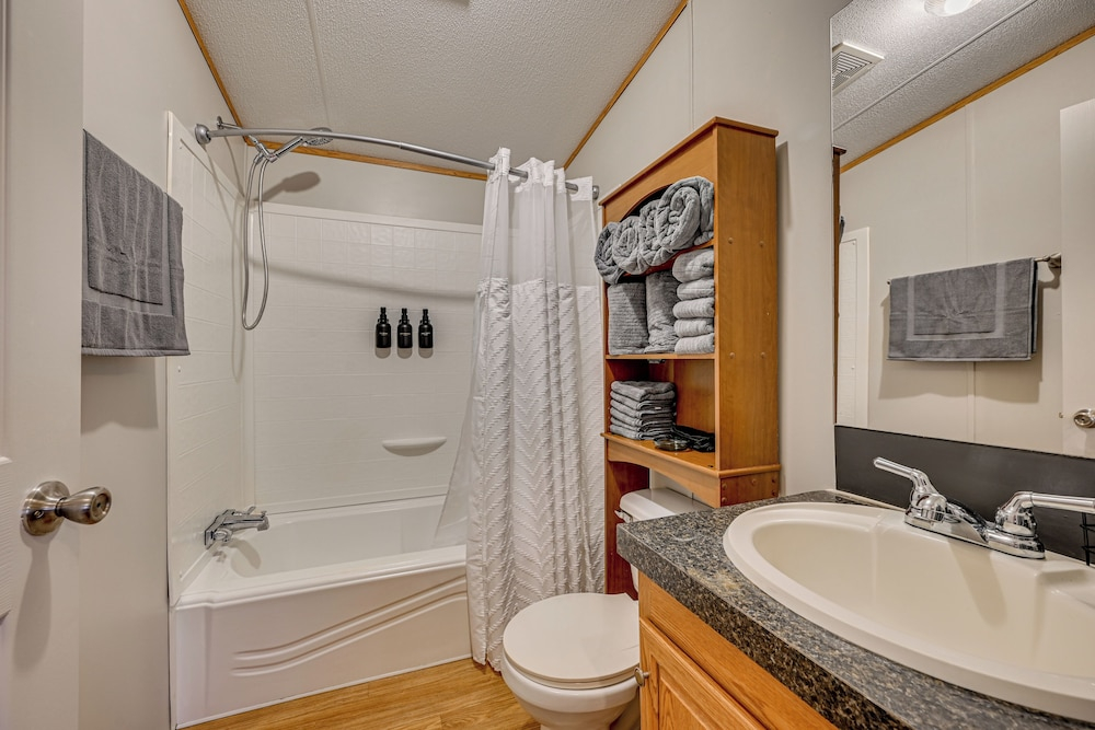 Boat, Fish, Hike & Explore: Cozy Home in Bronston