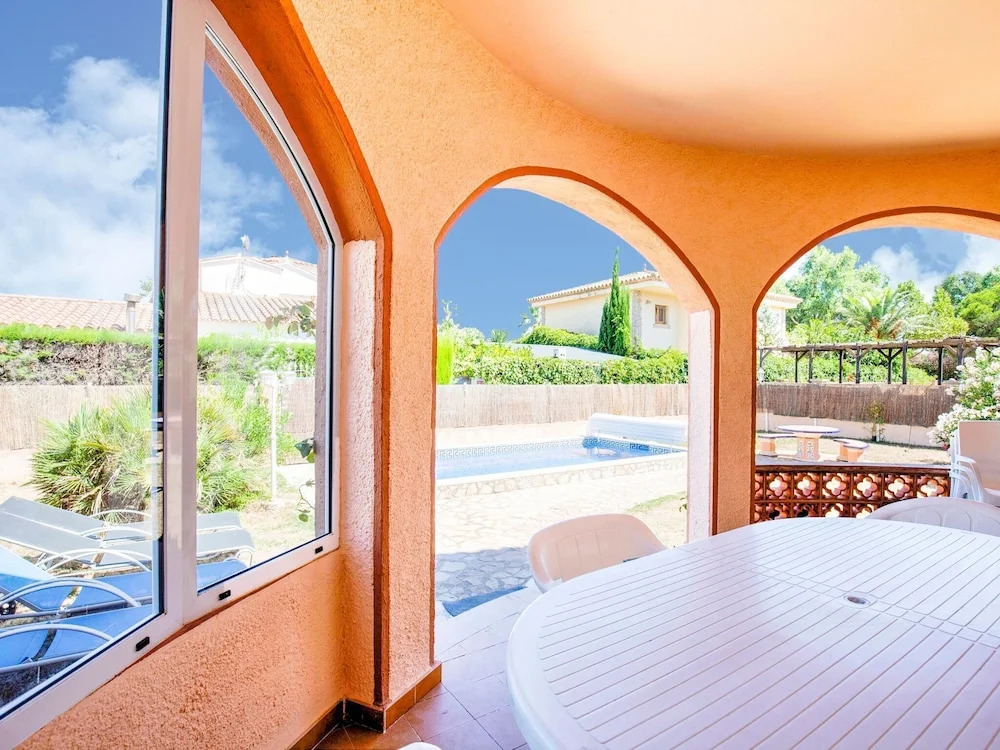 House for 4 With Private Swimming Pool, Near the Beach
