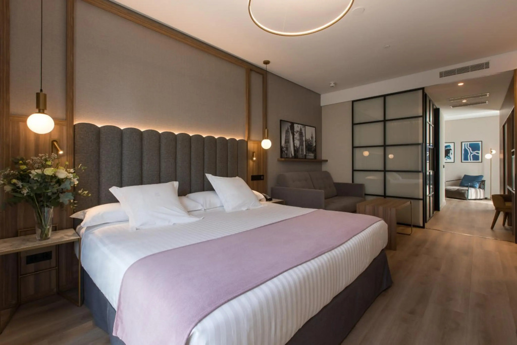Hotel Giralda Center