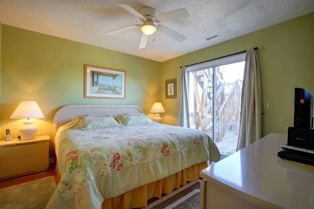 Toadally Relaxin' 2 Bedroom Home by RedAwning