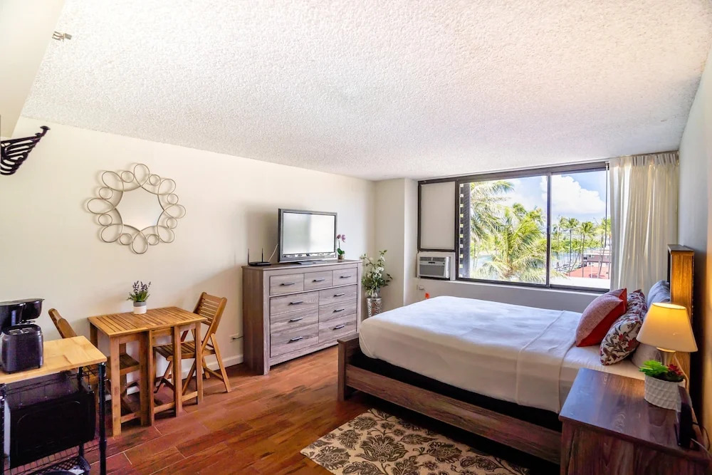 Fully Renovated Studio in Waikiki!