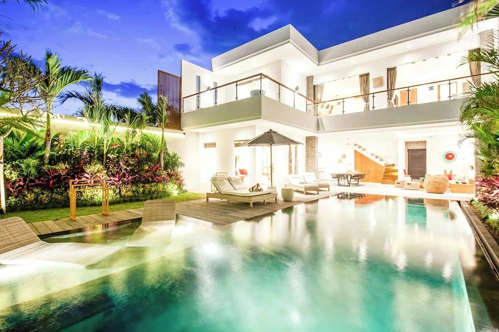 Chic 2BR Villas, Brawah Hub, 300m to Coastal Bliss