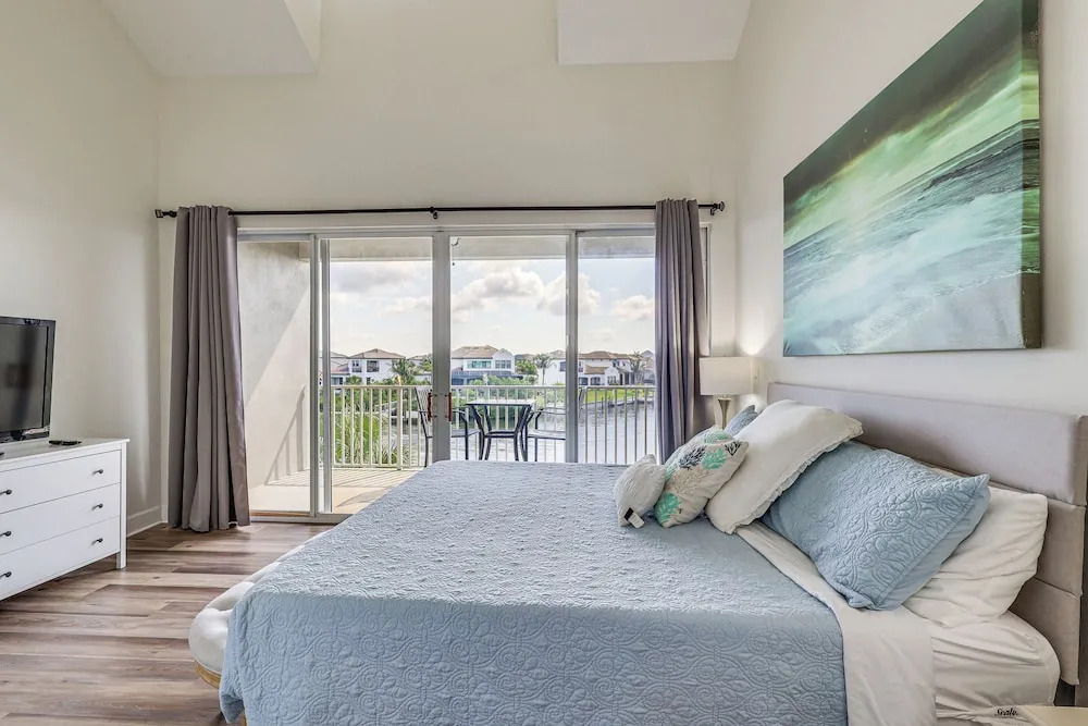 Walk to Beach & Marina! Ruskin Resort Retreat