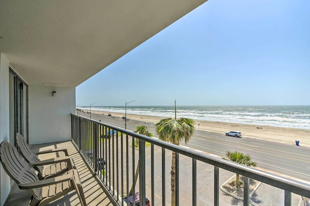 Ocean-view Balcony & Pool Access: Galveston Gem!