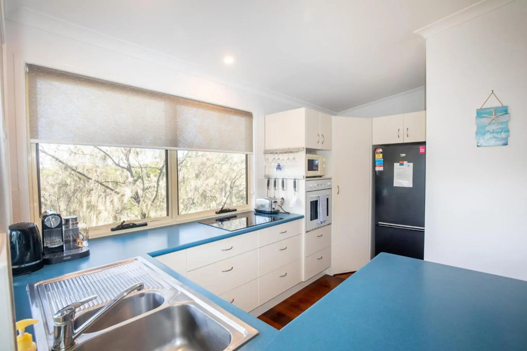 The Blue House - 100M TO BEACH, PET FRIENDLY, BIG HOUSE, SLEEPS 8