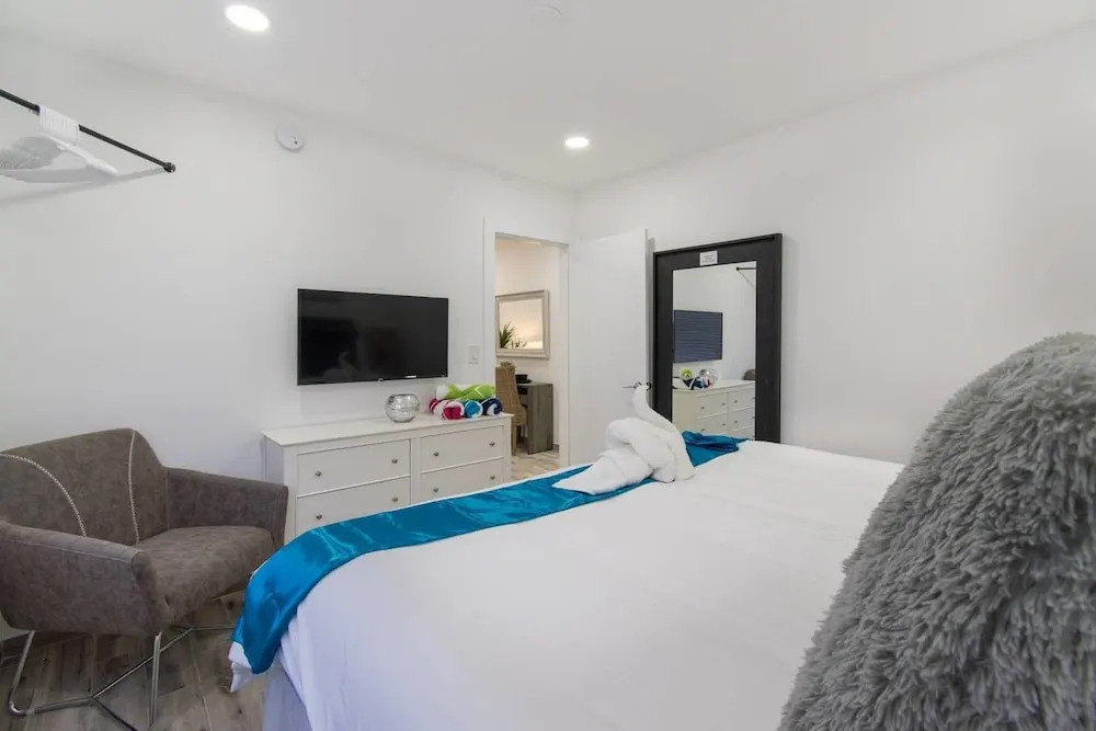 Lovely 1 BR W Parking Space & Walk to the Beach 7