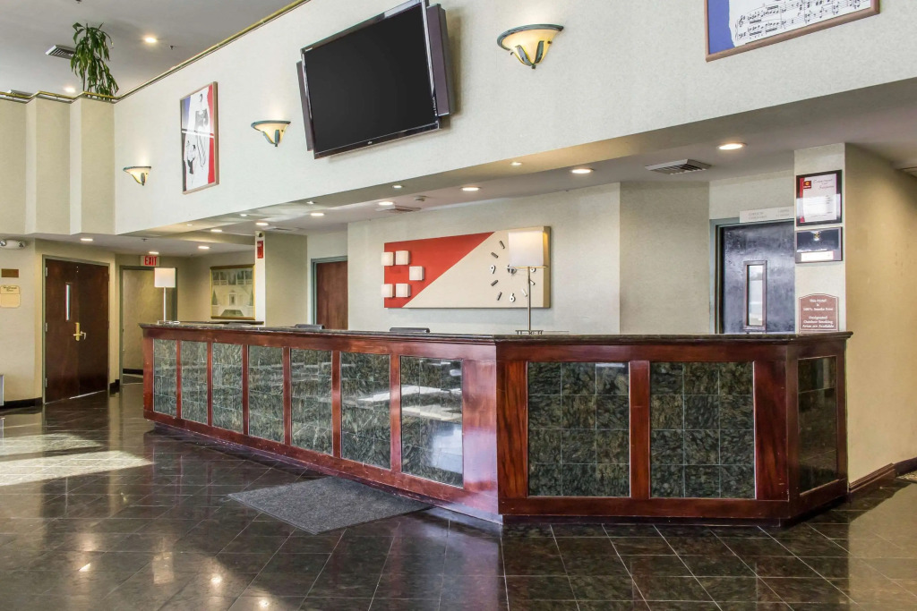 Clarion Hotel & Conference Center Ronkonkoma MacArthur Airport