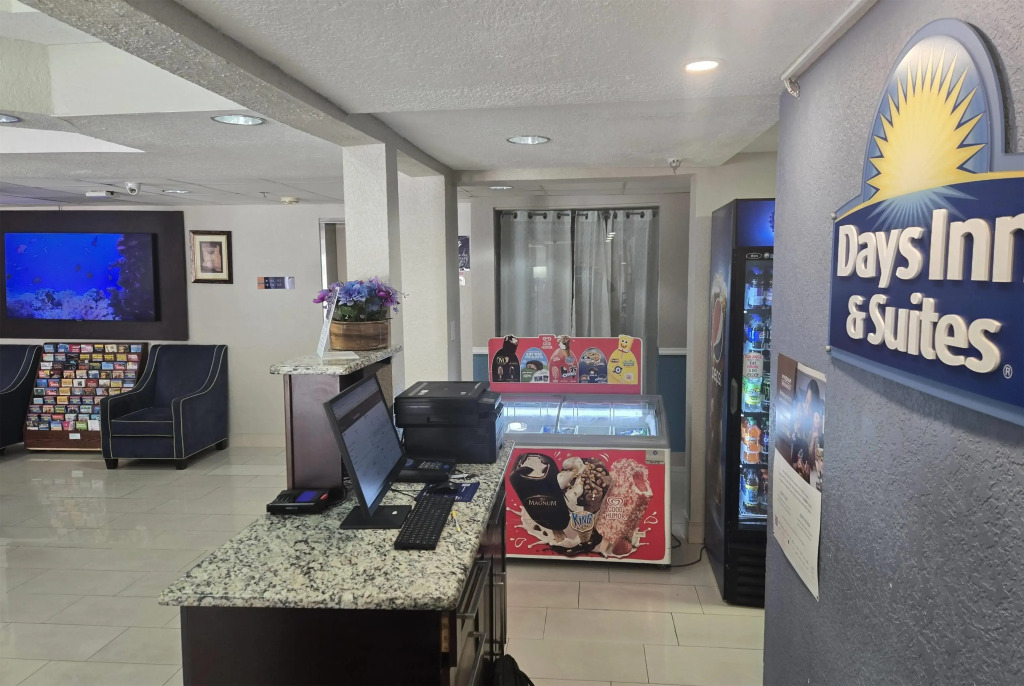 Days Inn & Suites by Wyndham Tampa/Raymond James Stadium