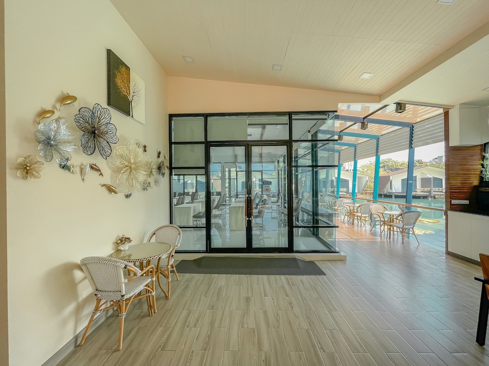 Boathouse Boutique Riverside