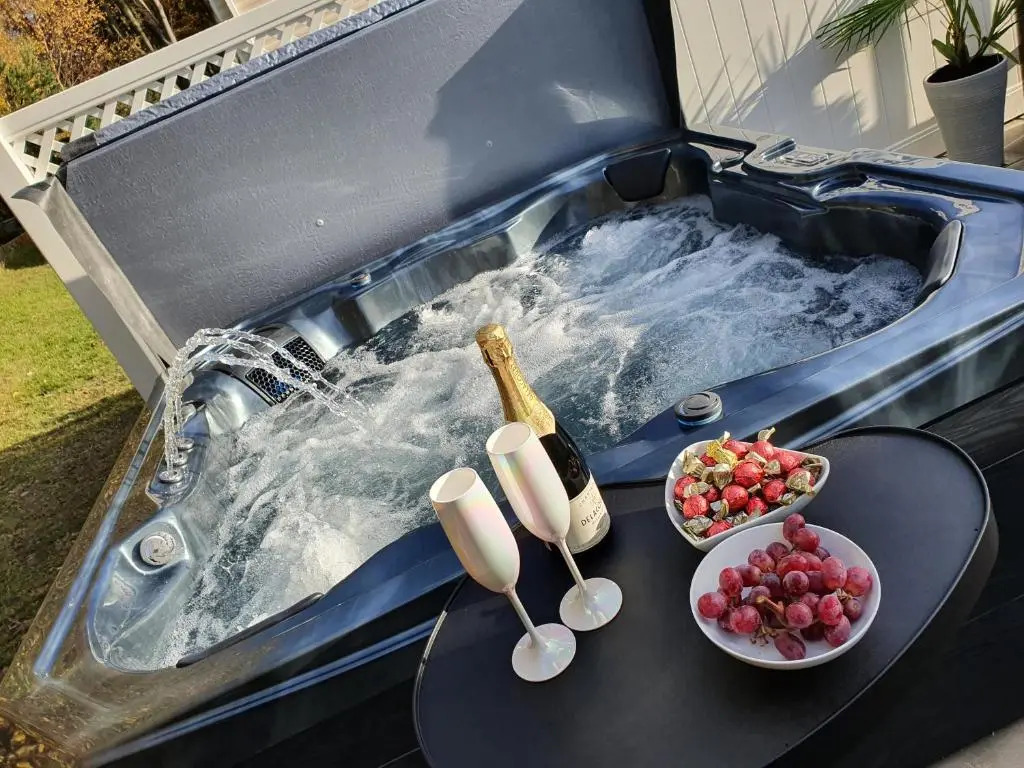 moonflower lodge Hot Tub